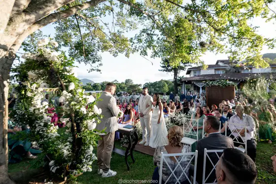Cerimônia ao ar livre no jardim, com os convidados em volta