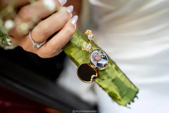 Detalhe do buquê com um medalhão de fotos