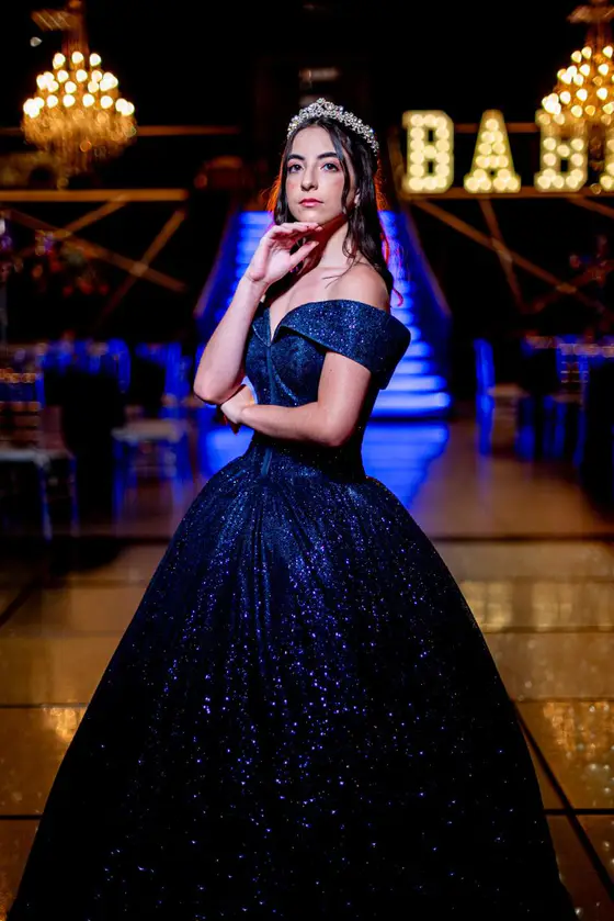 Debutante de vestido azul escuro no salão